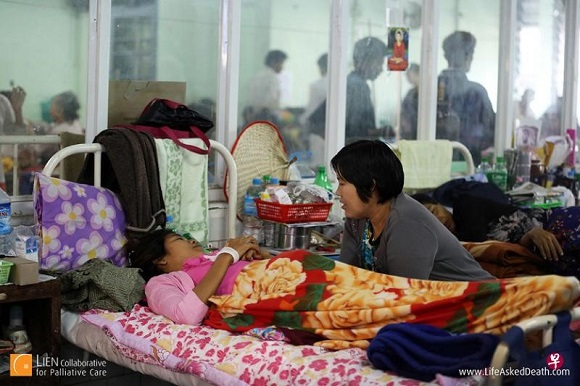 一对母女在缅甸的一家医院交谈。连氏慈怀合作项目提供的慈怀疗护培训，主要协助病患和他们的家人了解并接受病情。（亚太慈怀疗护网络提供）