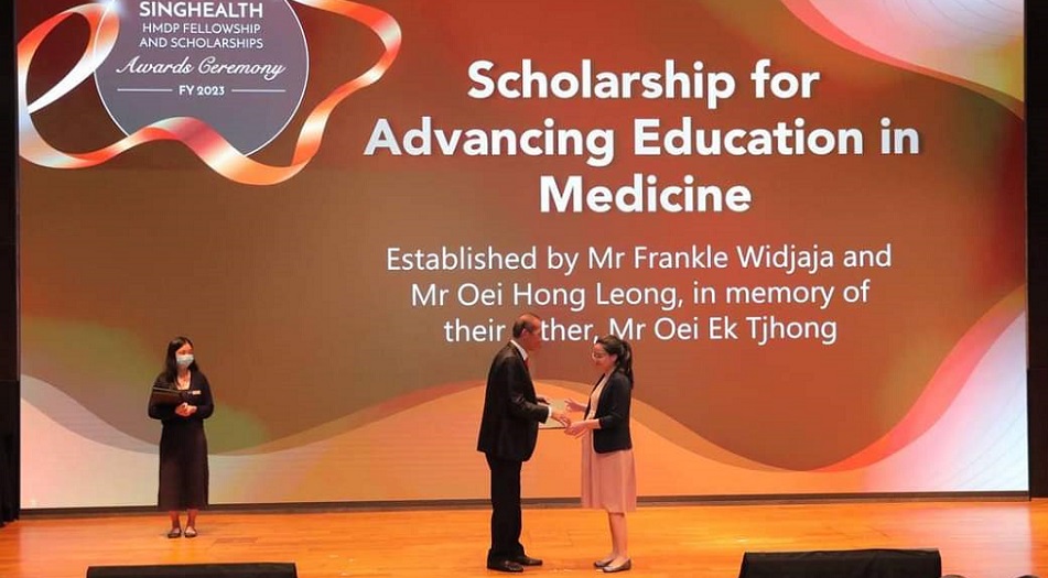  ​​Mr Frankle Widjaja presenting the Scholarship for Advancing Education in Medicine to Dr Cheong Li Anne