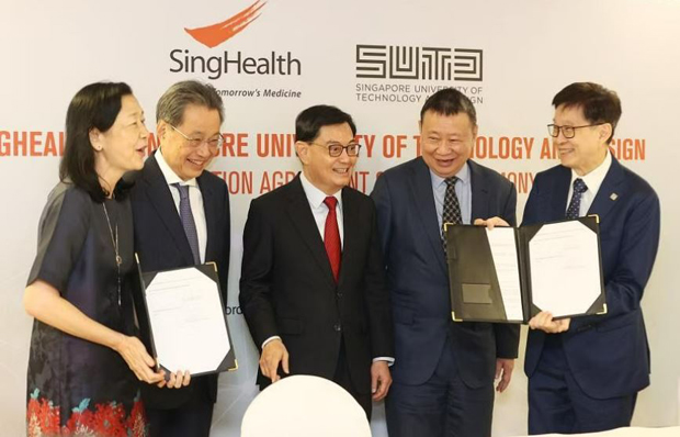  ​Deputy Prime Minister Heng Swee Keat (centre) at the signing of the agreement on Jan 16, with (from left) SingHealth group CEO Ivy Ng, SingHealth chairman Cheng Wai Keung, Singapore University of Technology and Design (SUTD) chairman Lee Tzu Yang and SUTD president Chong Tow Chong. PHOTO LIANHE ZAOBAO 
