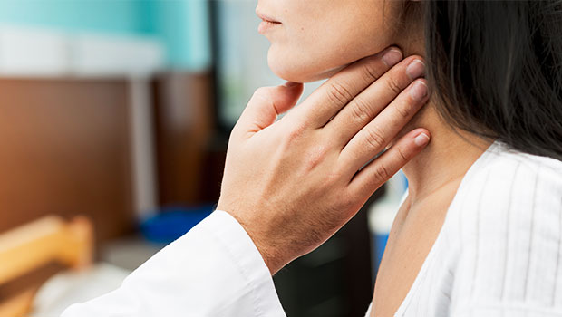  ​A new surgical technique avoids cutting across the front of the neck, sparing patients the long scar associated with most thyroidectomies.  Image Freepik