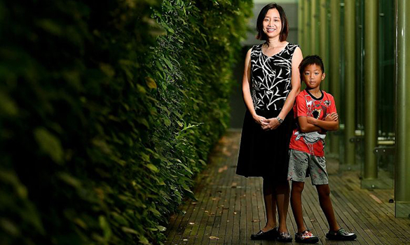  ​a Primary 2 pupil, at the National Gallery Singapore yesterday. Ms Er has been a Gusto mum since 2009. Gusto was started in October 2008 to study how conditions in pregnancy and early childhood influence the health and development of women and their children. More than 85 per cent of the 1,247 women and their families continue to take part in the study. ST PHOTO LIM YAOHUI